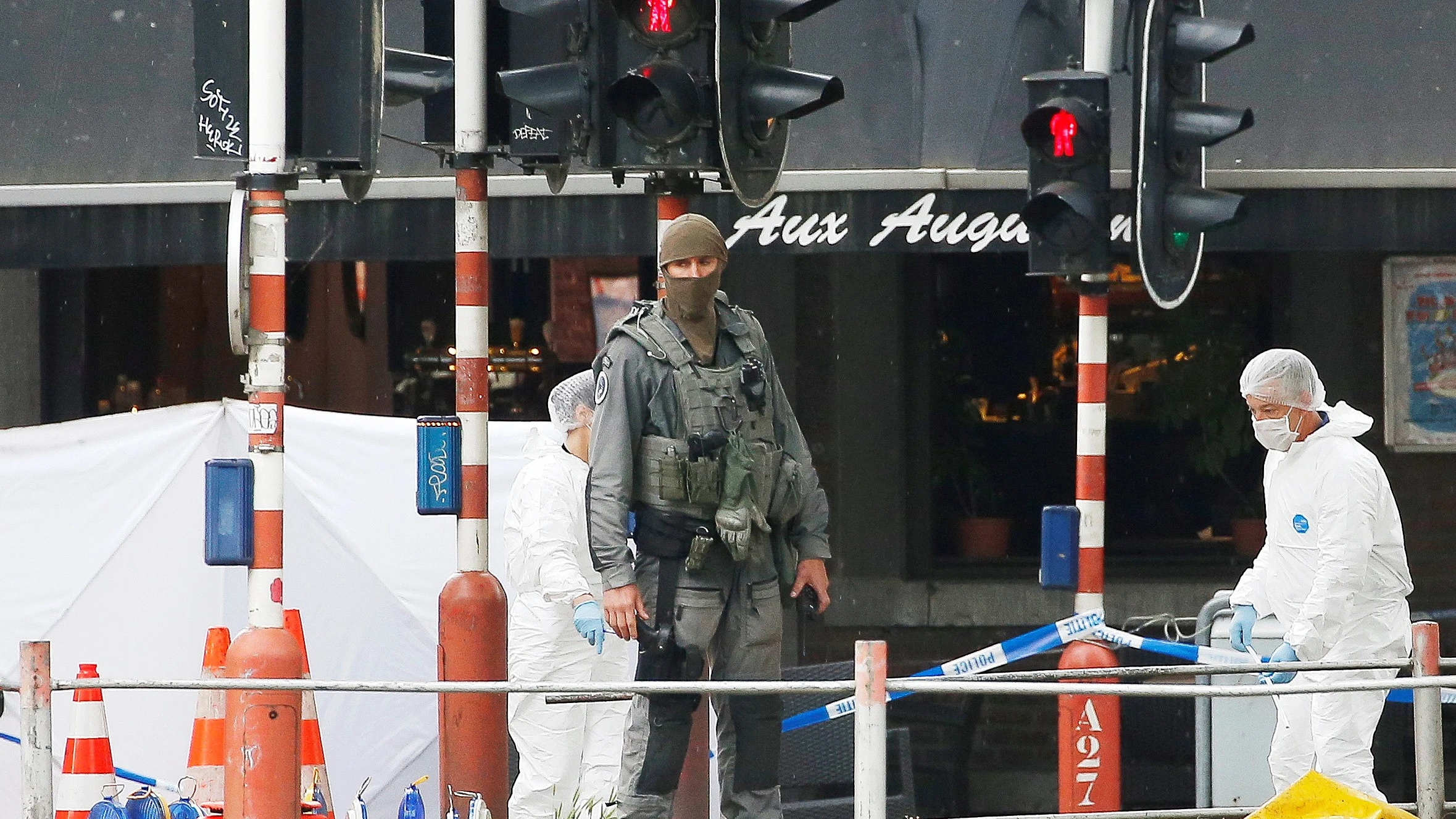 Imagen de archivo de los agentes de policía forense belga investigando en el lugar del tiroteo en Lieja, Bélgica