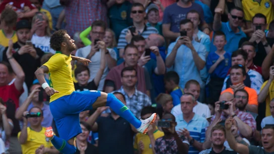 Neymar celebra un gol con Brasil Neymar celebra un gol con Brasil