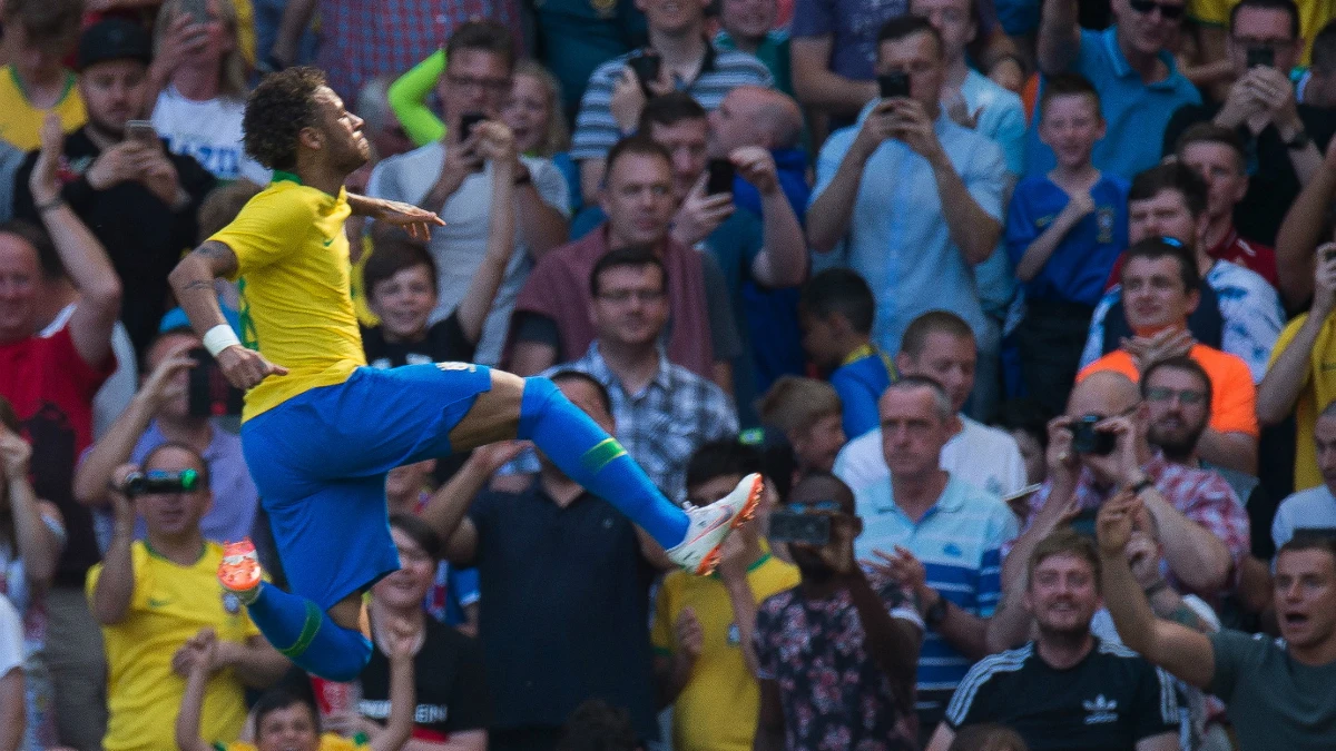 Neymar celebra un gol con Brasil