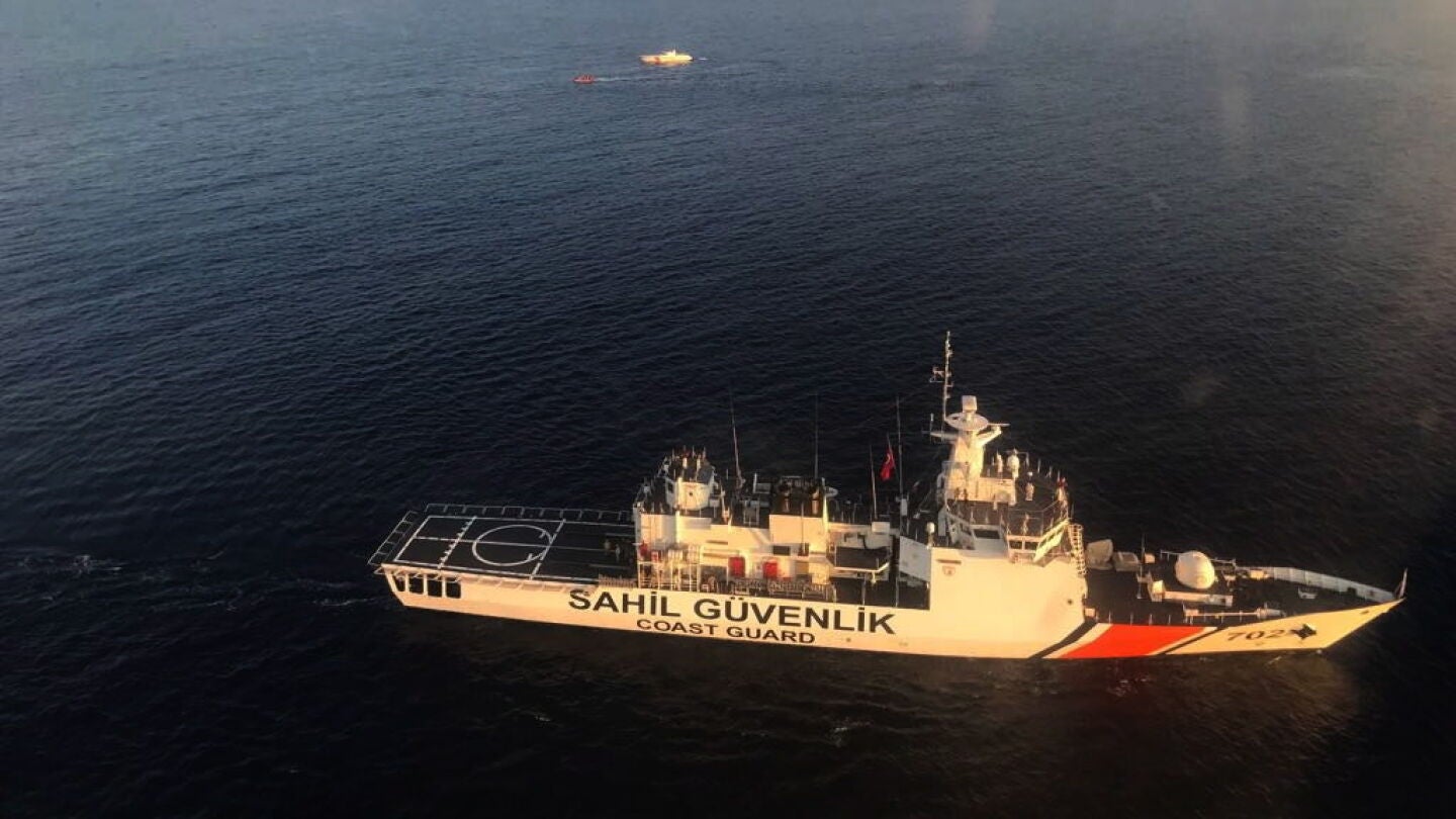Barco que ha rescato a los naufragados