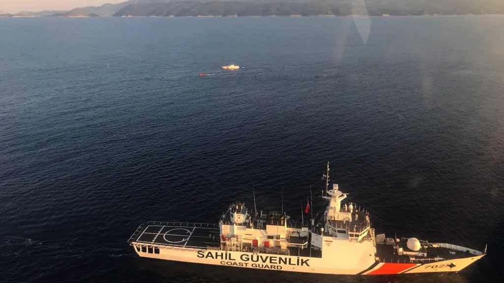 Barco que ha rescato a los naufragados Barco que ha rescato a los naufragados