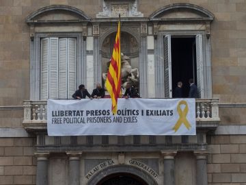 Fachada del Palau de la Generalitat con una pancarta pidiendo la libertad de los politicos presos Fachada del Palau de la Generalitat con una pancarta pidiendo la libertad de los politicos presos
