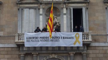 Fachada del Palau de la Generalitat con una pancarta pidiendo la libertad de los politicos presos