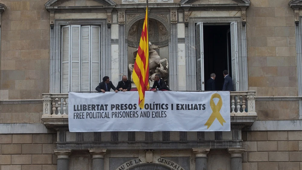 Fachada del Palau de la Generalitat con una pancarta pidiendo la libertad de los politicos presos