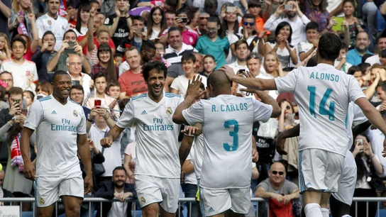 Raúl celebra un gol con las leyendas del Real Madrid Raúl celebra un gol con las leyendas del Real Madrid