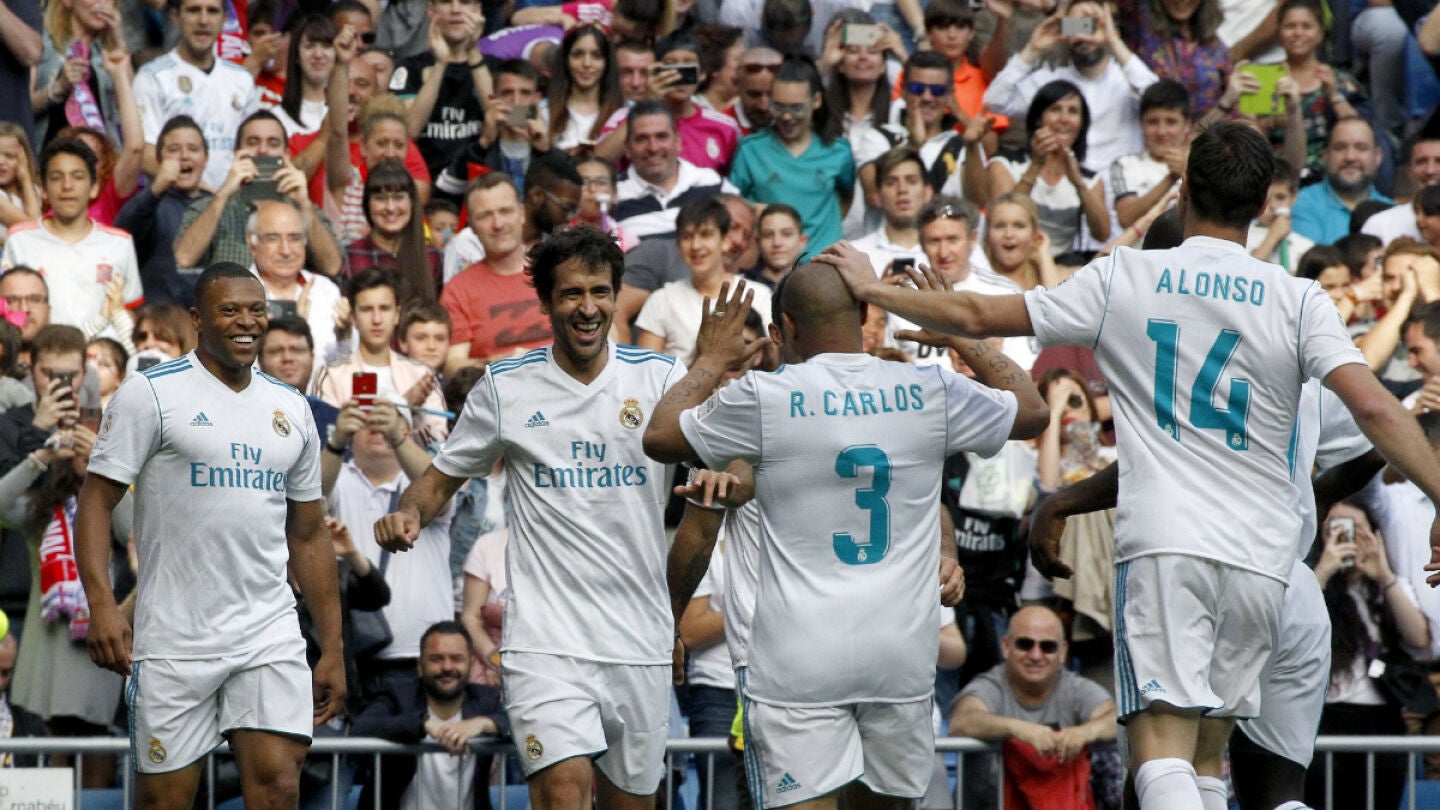 Ra&uacute;l celebra un gol con las leyendas del Real Madrid
