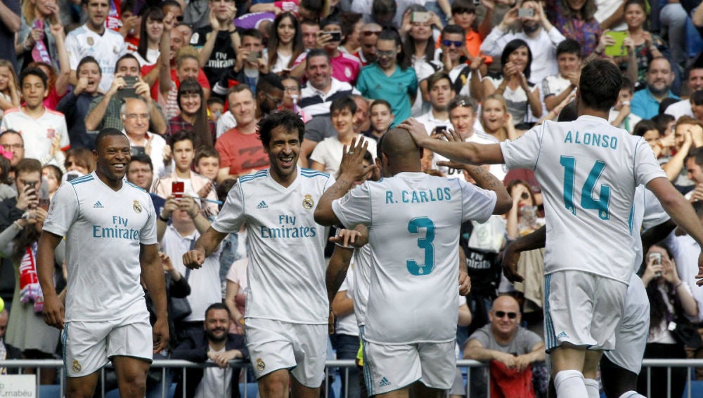 Raúl celebra un gol con las leyendas del Real Madrid