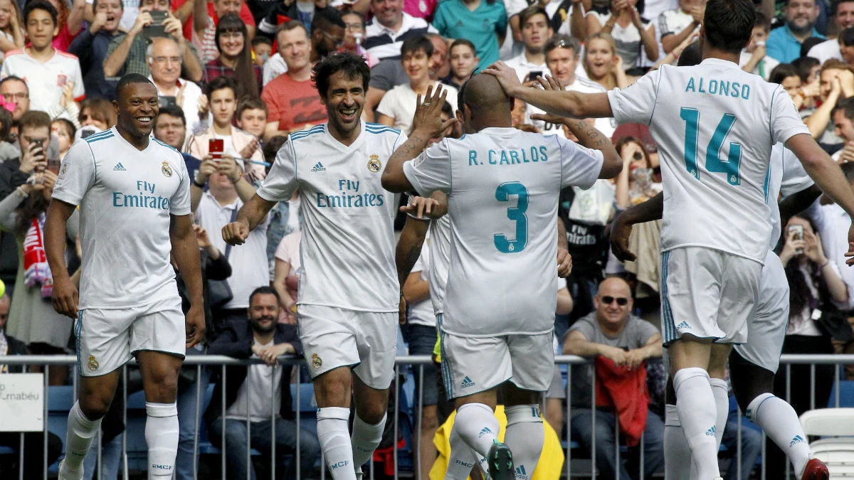 Raúl celebra un gol con las leyendas del Real Madrid