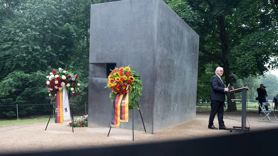 Steinmeier durante la celebración del décimo aniversario del monumento en memoria de los homosexuales perseguidos durante el nazismo Steinmeier durante la celebración del décimo aniversario del monumento en memoria de los homosexuales perseguidos durante el nazismo