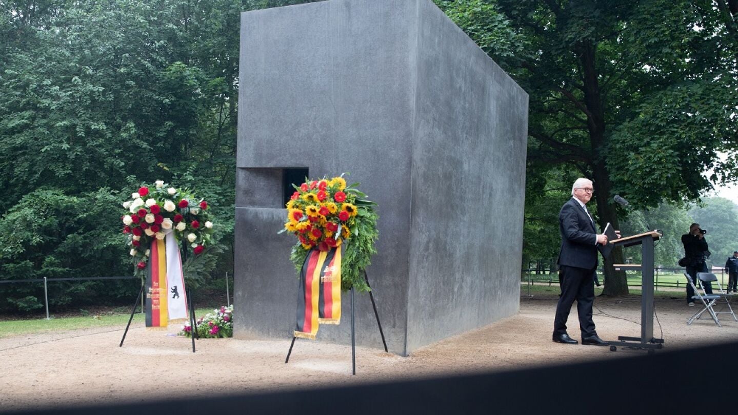 Steinmeier durante la celebraci&oacute;n del d&eacute;cimo aniversario del monumento en memoria de los homosexuales perseguidos durante el nazismo