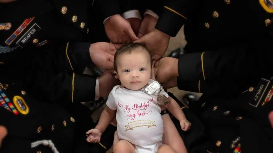 Un homenaje en forma de fotografía: el bebé de un soldado caído en manos de sus compañeros Un homenaje en forma de fotografía: el bebé de un soldado caído en manos de sus compañeros