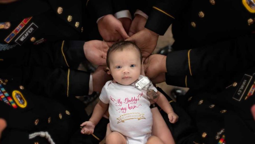 Un homenaje en forma de fotografía: el bebé de un soldado caído en manos de sus compañeros