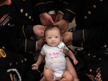 Un homenaje en forma de fotografía: el bebé de un soldado caído en manos de sus compañeros Un homenaje en forma de fotografía: el bebé de un soldado caído en manos de sus compañeros