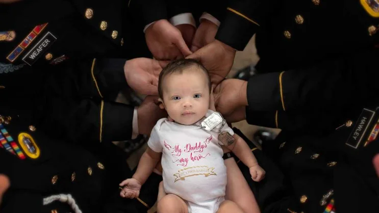 Un homenaje en forma de fotografía: el bebé de un soldado caído en manos de sus compañeros