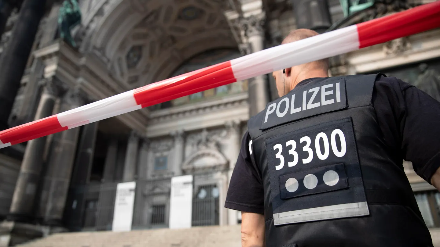 Un policía en la catedral de Berlín Un policía en la catedral de Berlín