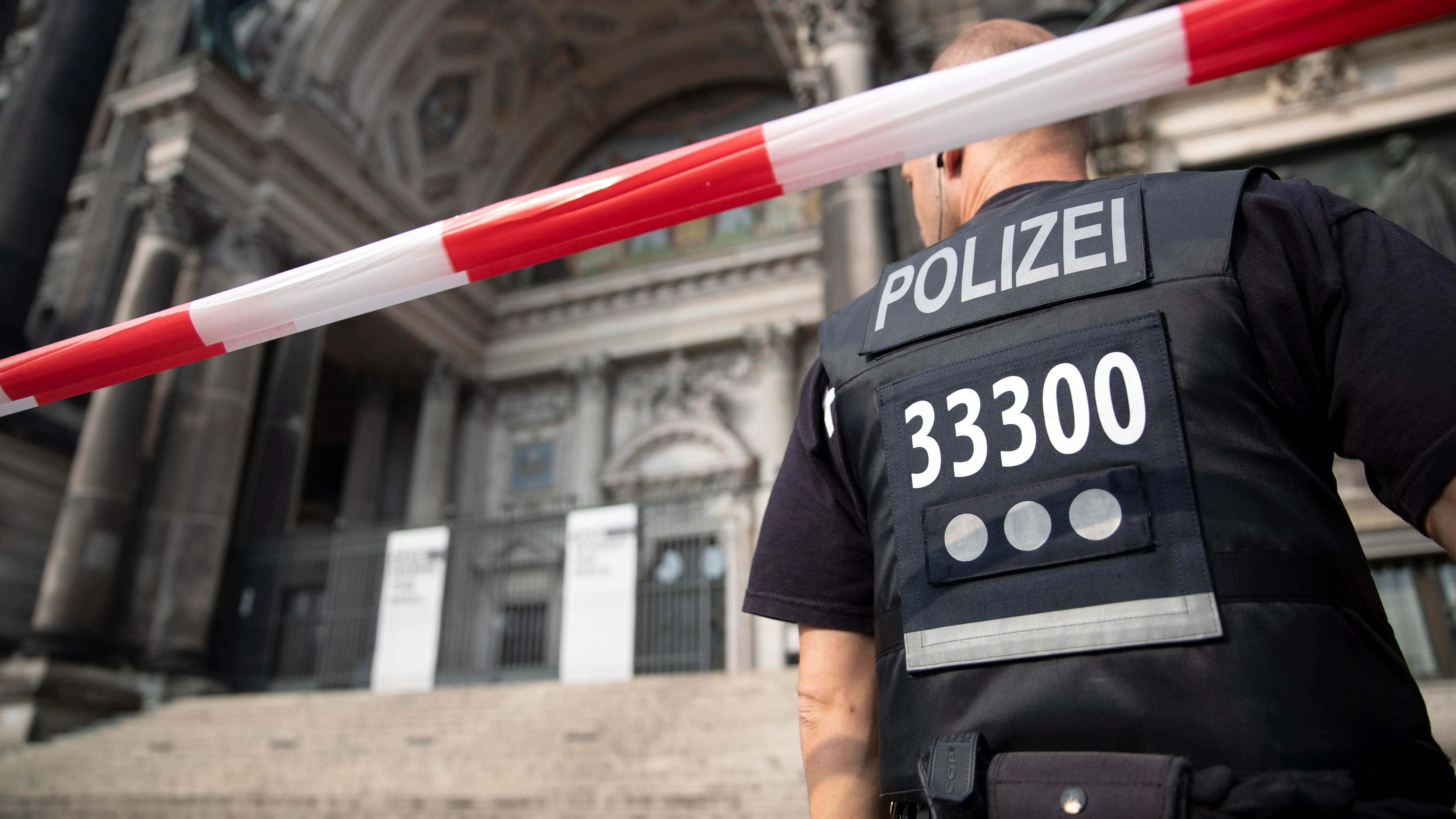 Un policía en la catedral de Berlín