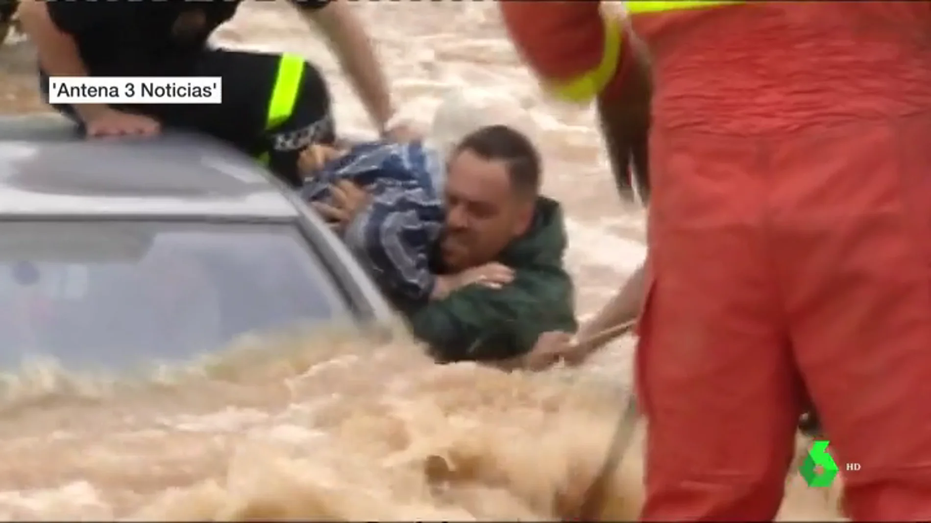<p>Las imágenes del angustioso rescate de tres ancianos atrapados en su vehículo por la riada en Alginet</p>