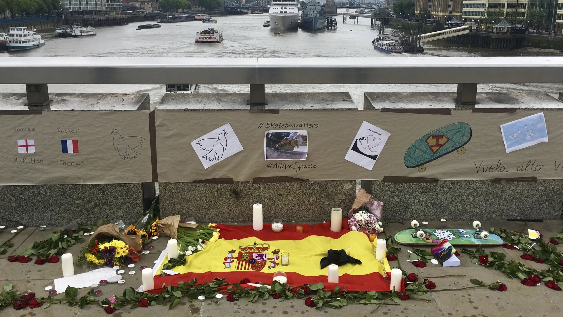 Vista de un homenaje a la víctima española de los atentados terroristas