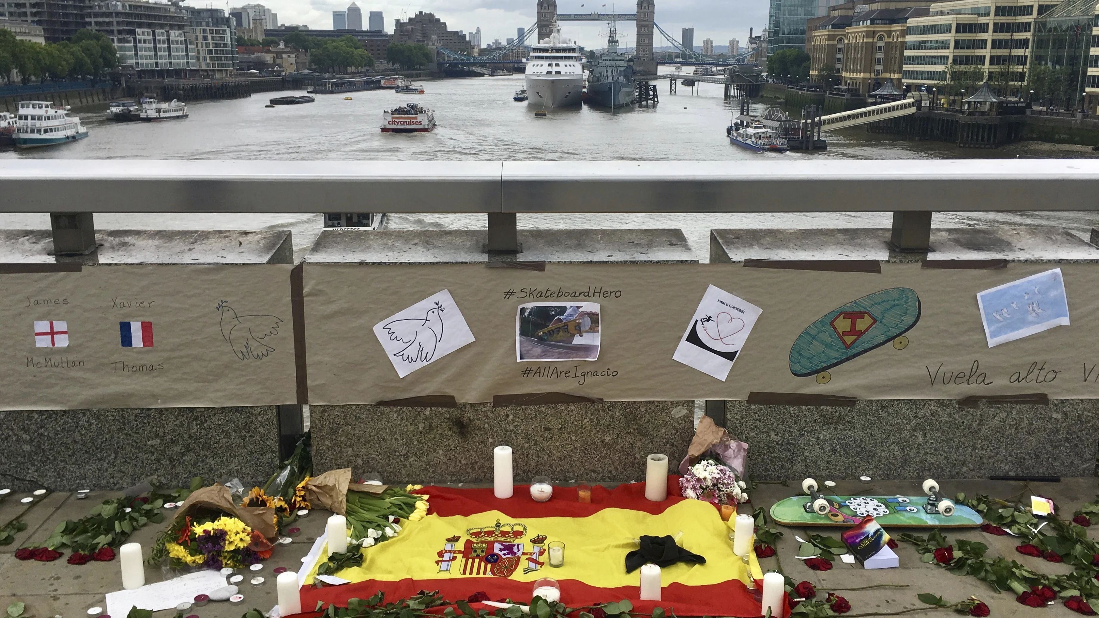 Vista de un homenaje a la víctima española de los atentados terroristas