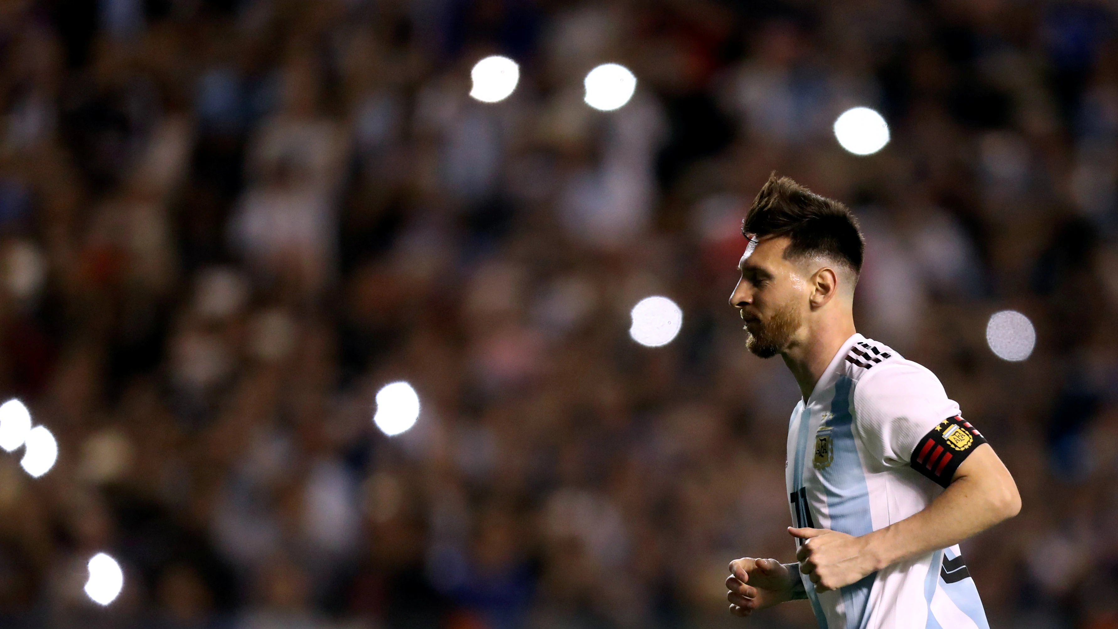 Messi, jugando con la selección argentina