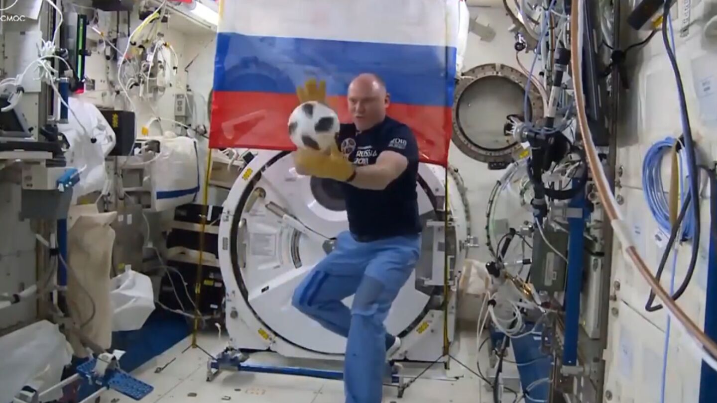 Uno de los astronautas, con el bal&oacute;n de Rusia