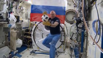 Uno de los astronautas, con el balón de Rusia