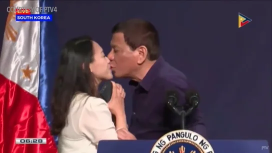 <p>El beso forzado de Duterte a una mujer desata las críticas</p> <p>El beso forzado de Duterte a una mujer desata las críticas</p>