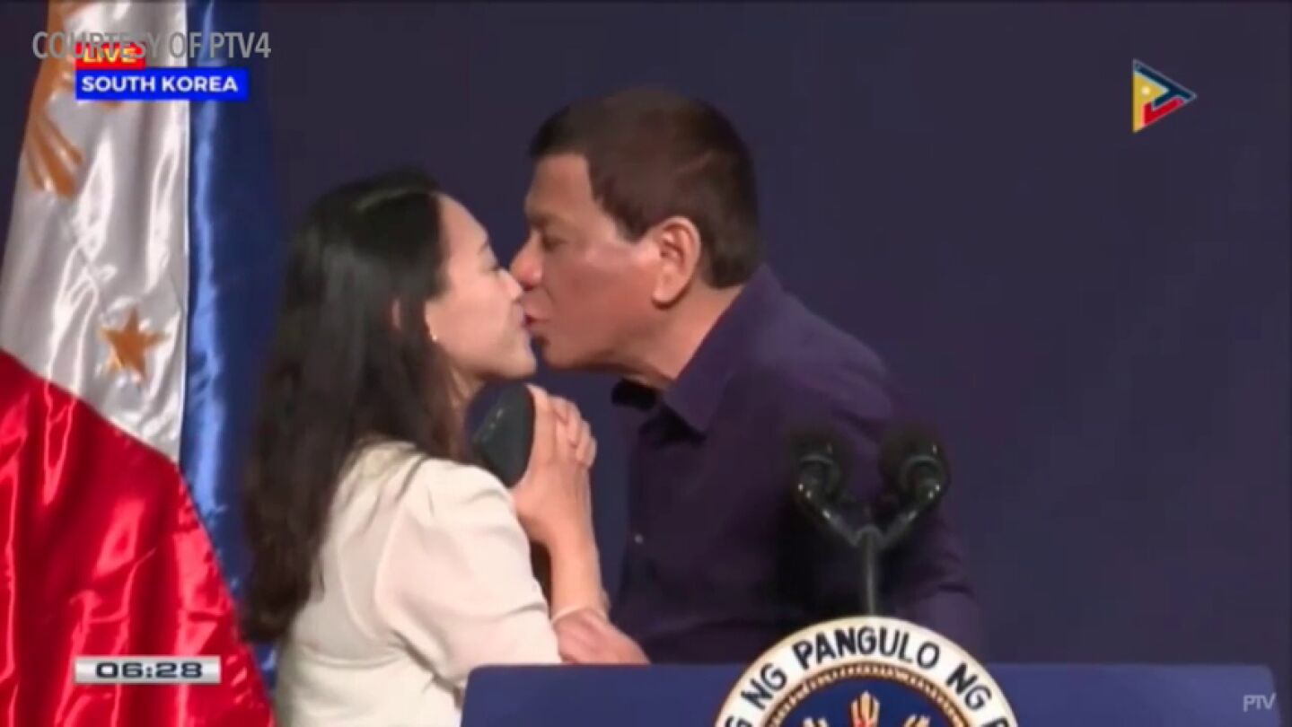 <p>El beso forzado de Duterte a una mujer desata las cr&iacute;ticas</p>