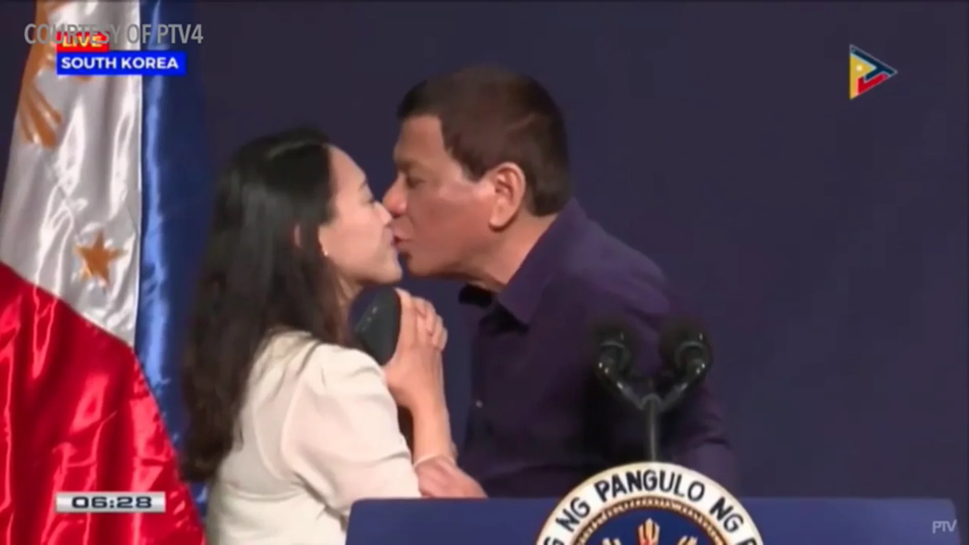 <p>El beso forzado de Duterte a una mujer desata las críticas</p>