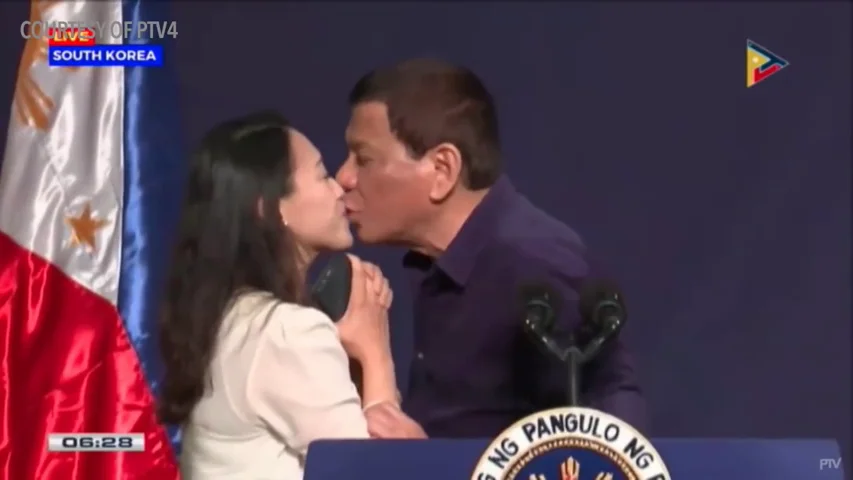 <p>El beso forzado de Duterte a una mujer desata las críticas</p>