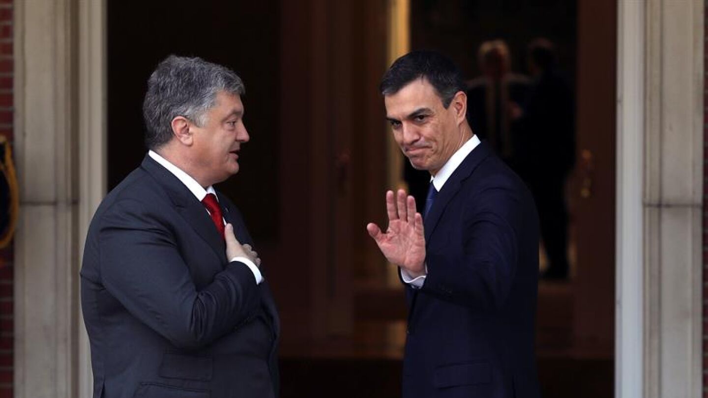 S&aacute;nchez recibe en Moncloa a Poroshenko en su primer acto como presidente