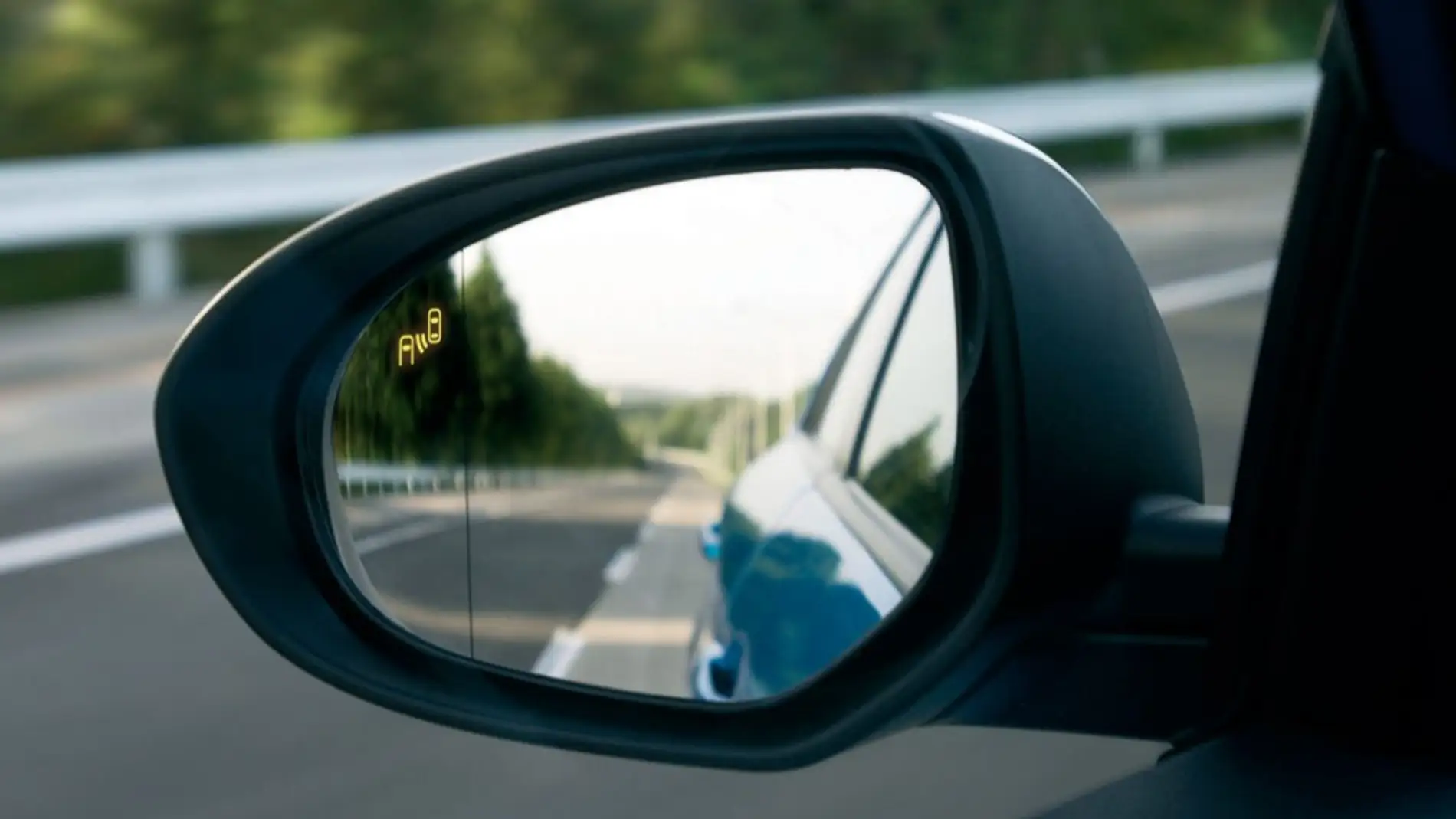 Cómo se puede evitar el deslumbramiento en el espejo retrovisor interior?