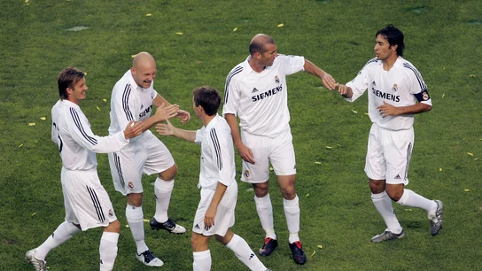 Gravesen, rodeado de varios 'Galácticos' en el Real Madrid Gravesen, rodeado de varios 'Galácticos' en el Real Madrid