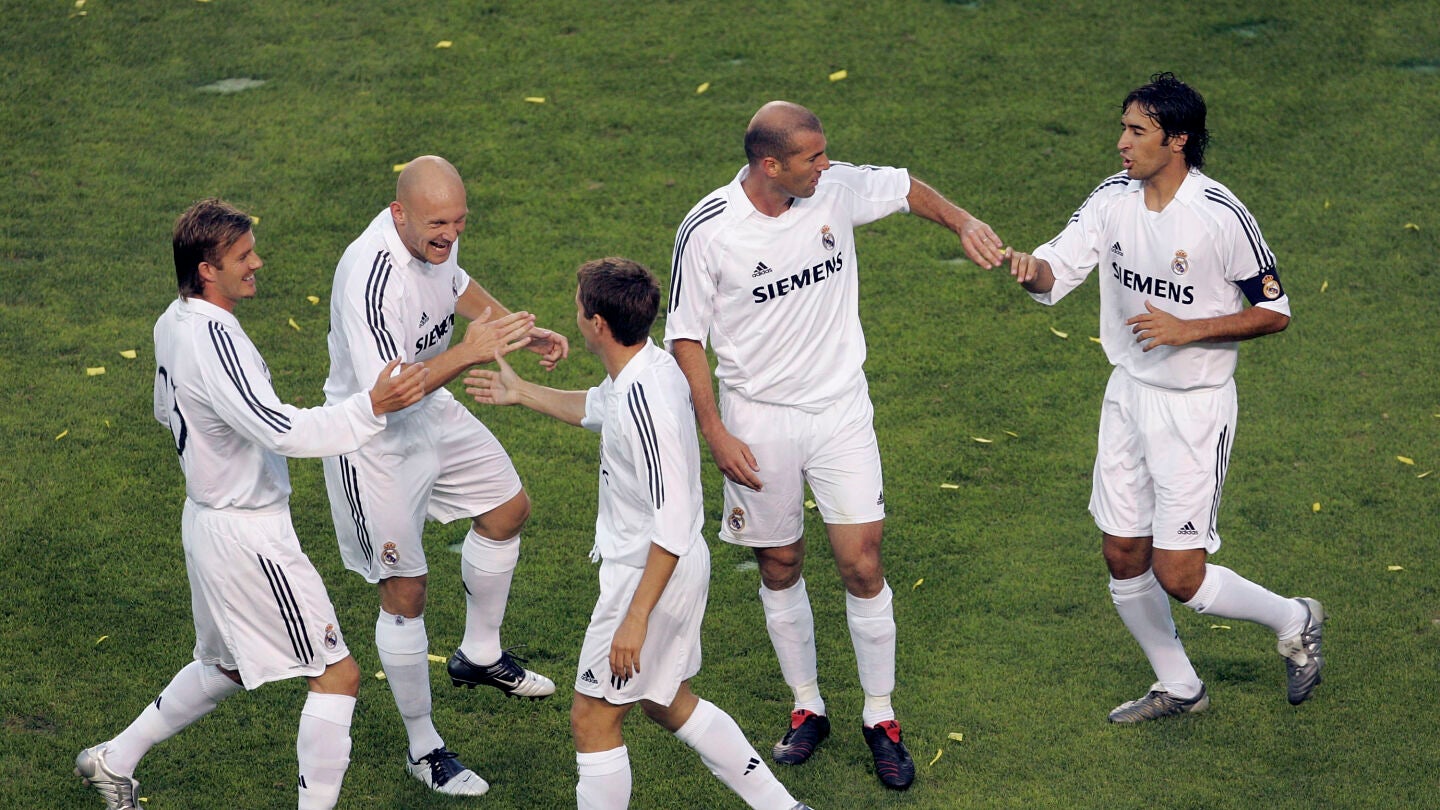 Gravesen, rodeado de varios 'Gal&aacute;cticos' en el Real Madrid