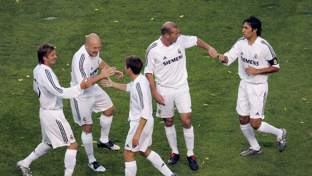 Gravesen, rodeado de varios 'Galácticos' en el Real Madrid