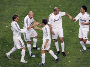 Gravesen, rodeado de varios 'Galácticos' en el Real Madrid Gravesen, rodeado de varios 'Galácticos' en el Real Madrid