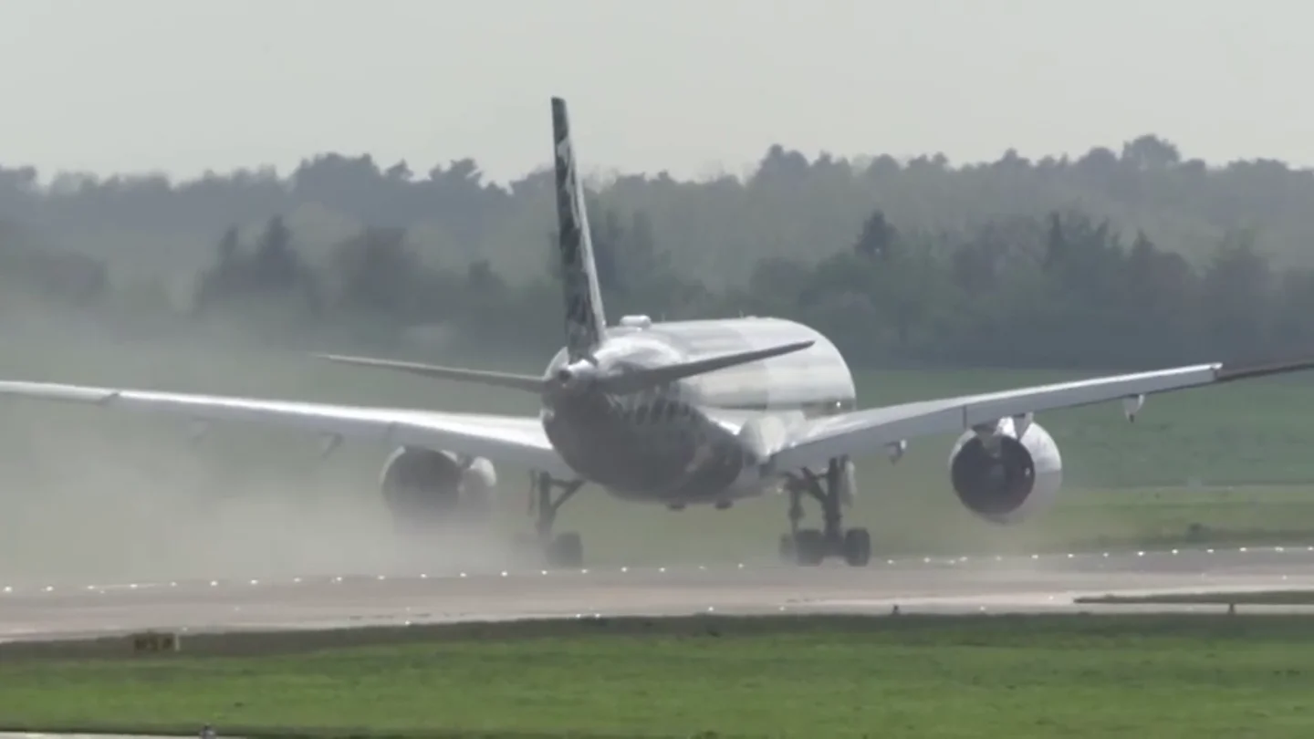<p><p class="MsoNormal"><span>El espectacular despegue en vertical del avión Airbus A350 que te dejará helado<span><o:p></o:p></span></span></p> <p><p class="MsoNormal"><span>El espectacular despegue en vertical del avión Airbus A350 que te dejará helado<span><o:p></o:p></span></span></p>