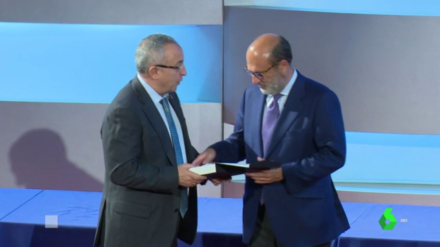 Javier Bardaj&iacute;, director general de Atresmedia recoge el premio 'Coraz&oacute;n Solidario de Oro'
