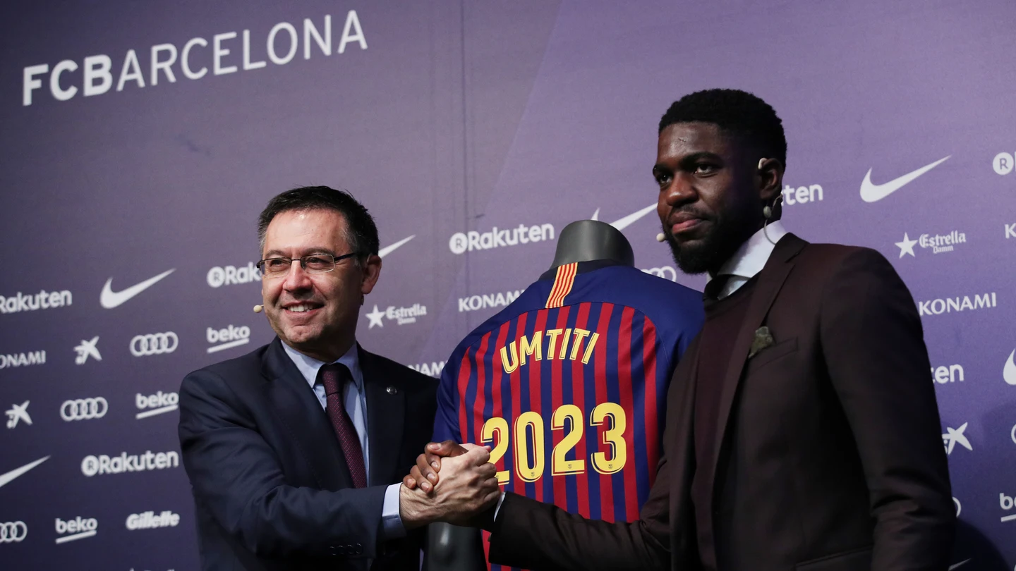 Bartomeu y Umtiti se dan la mano en el acto de renovación del francés Bartomeu y Umtiti se dan la mano en el acto de renovación del francés