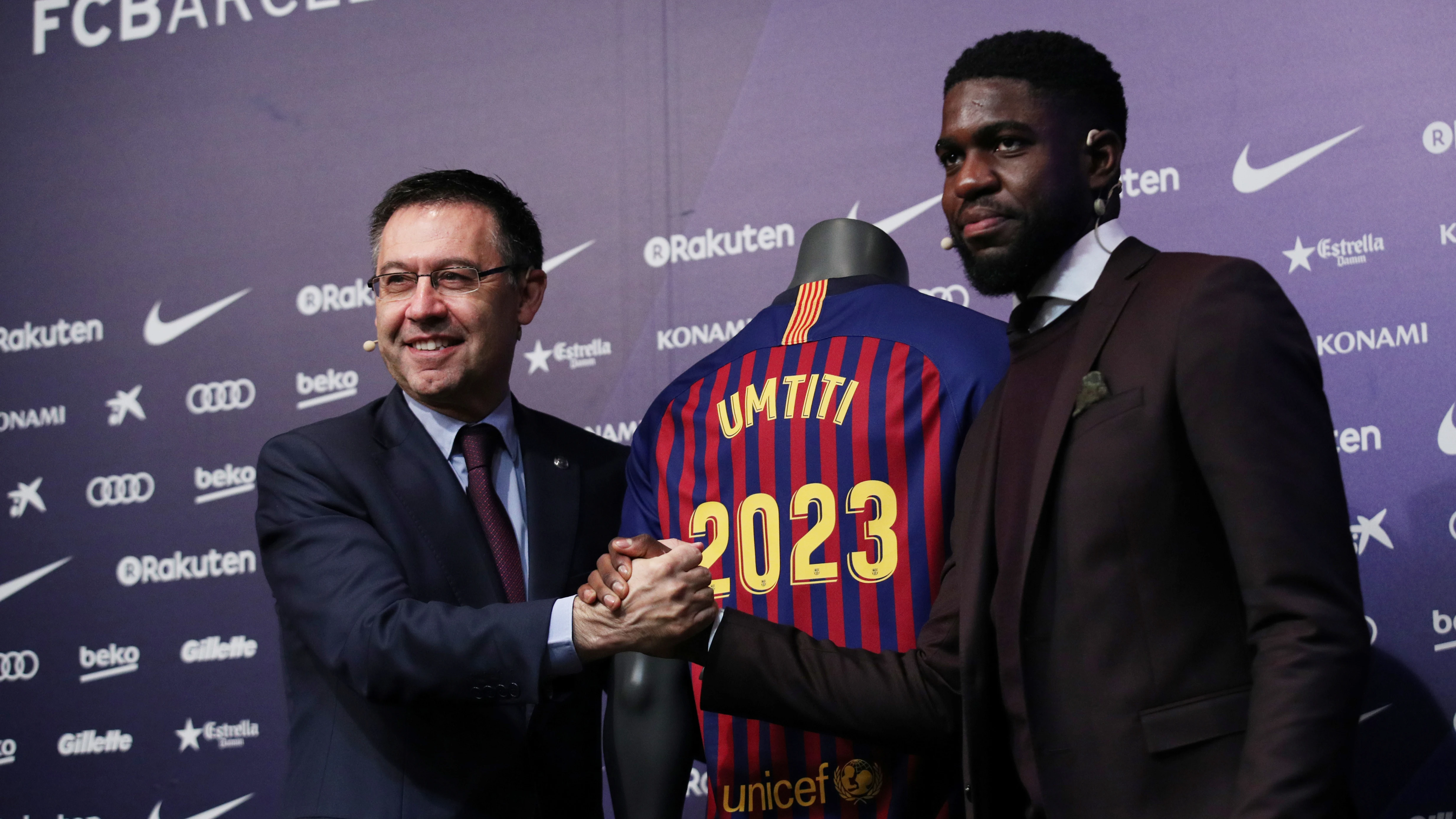 Bartomeu y Umtiti se dan la mano en el acto de renovación del francés