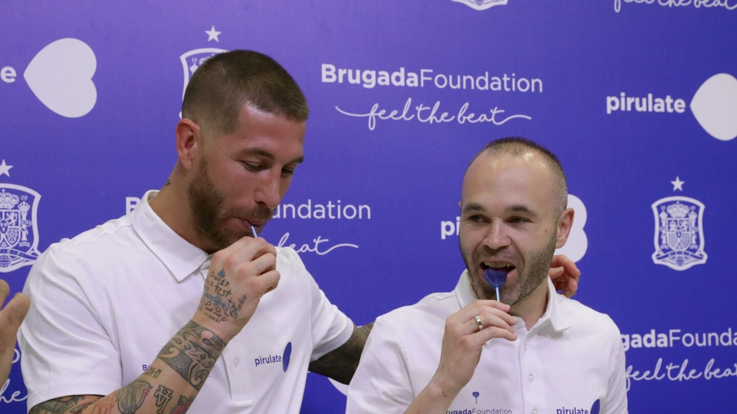 Ramos e Iniesta, durante el acto de presentaci&oacute;n de la acci&oacute;n solidaria para investigar la muerte s&uacute;bita