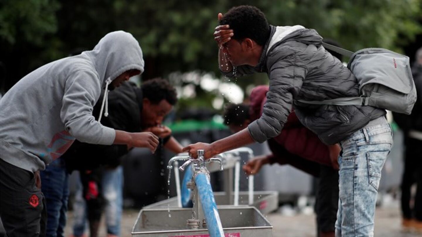 Imagen de archivo de inmigrantes en un campamento de Par&iacute;s