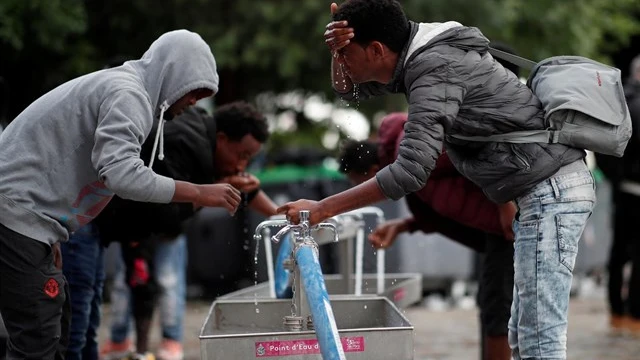 Imagen de archivo de inmigrantes en un campamento de París