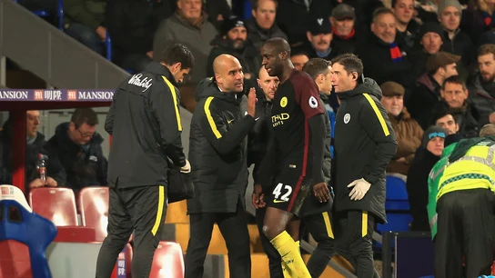 Guardiola se dirige a Touré en un partido del Manchester City Guardiola se dirige a Touré en un partido del Manchester City
