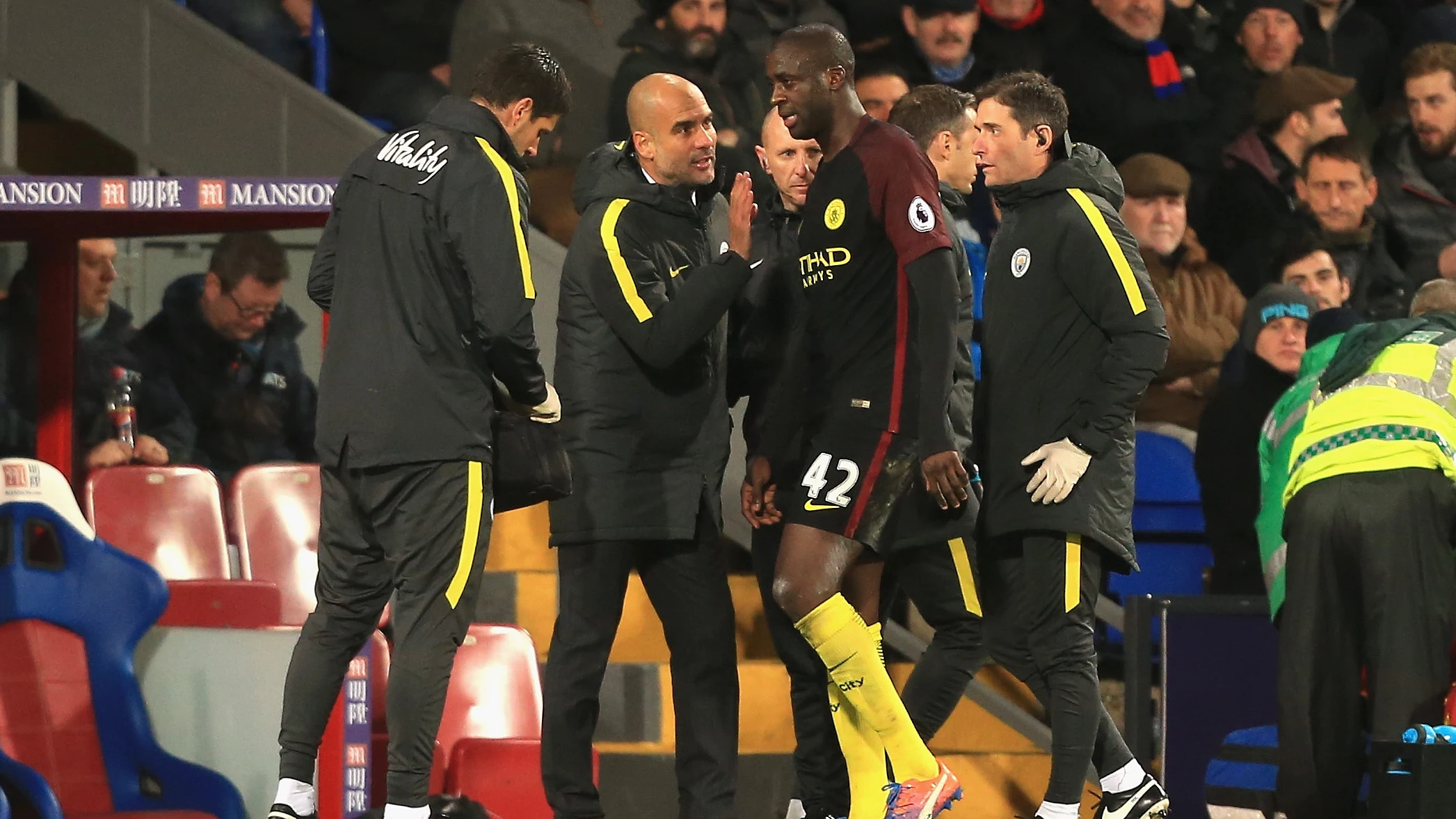 Guardiola se dirige a Touré en un partido del Manchester City