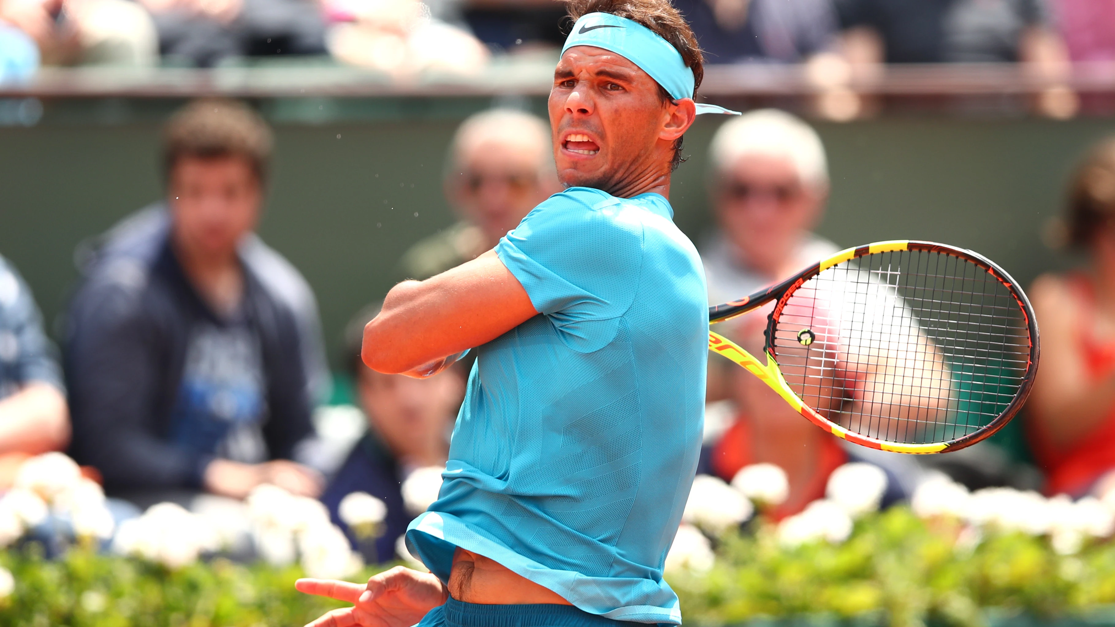 Nadal golpea con su 'drive' en el partido contra Marterer