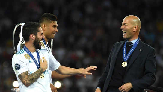 Zidane e Isco bromean tras ganar la Champions en Kiev Zidane e Isco bromean tras ganar la Champions en Kiev