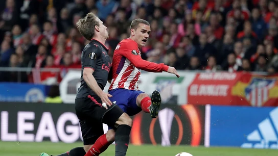 Griezmann dispara ante la defensa de Monreal Griezmann dispara ante la defensa de Monreal