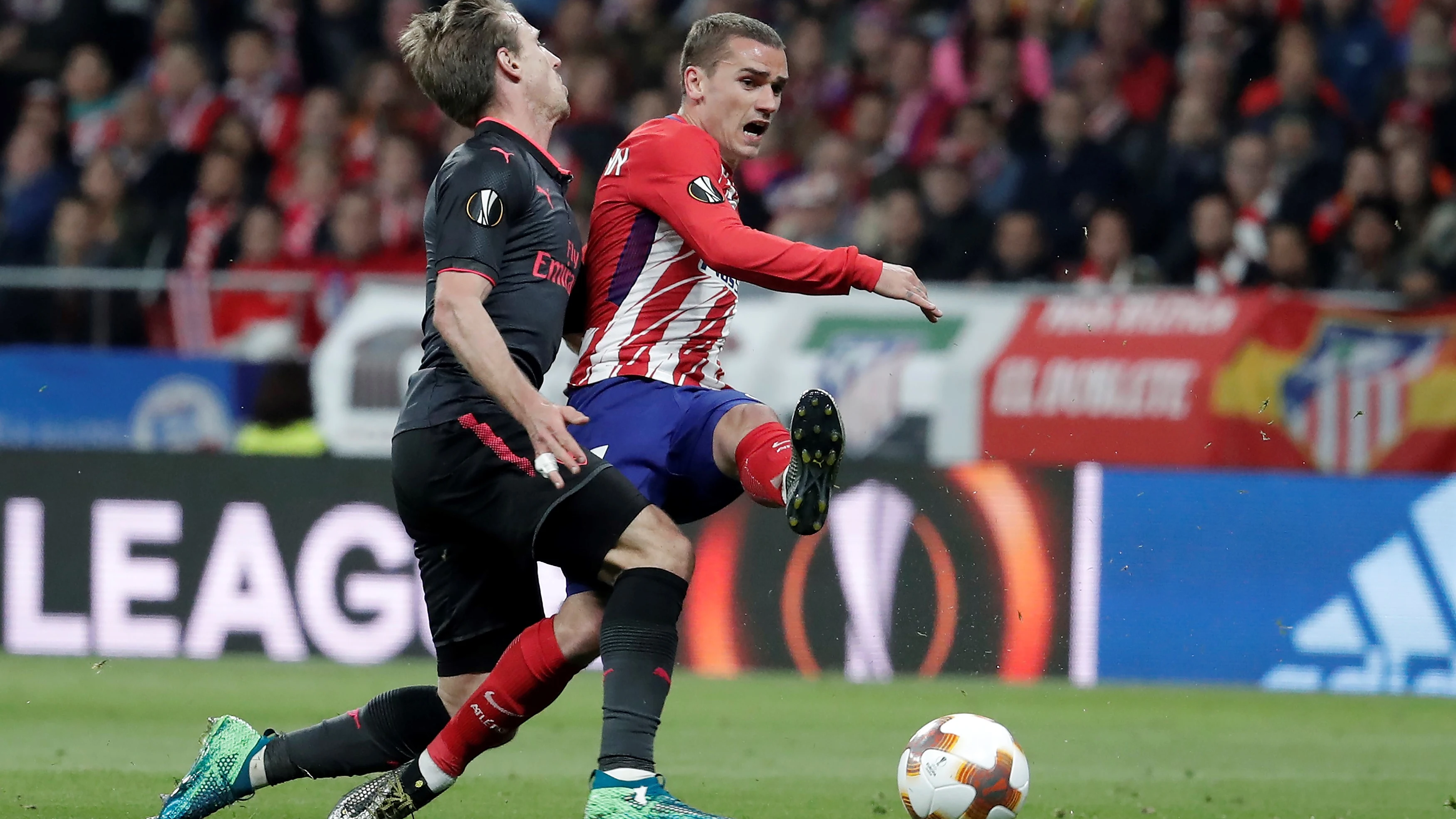 Griezmann dispara ante la defensa de Monreal