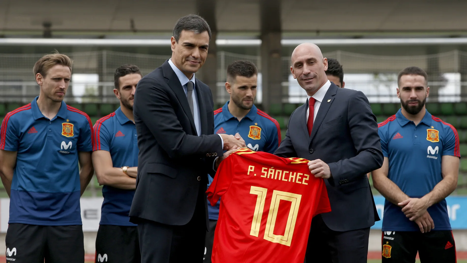 Pedro Sánchez y Luis Rubiales, con los jugadores de la Selección